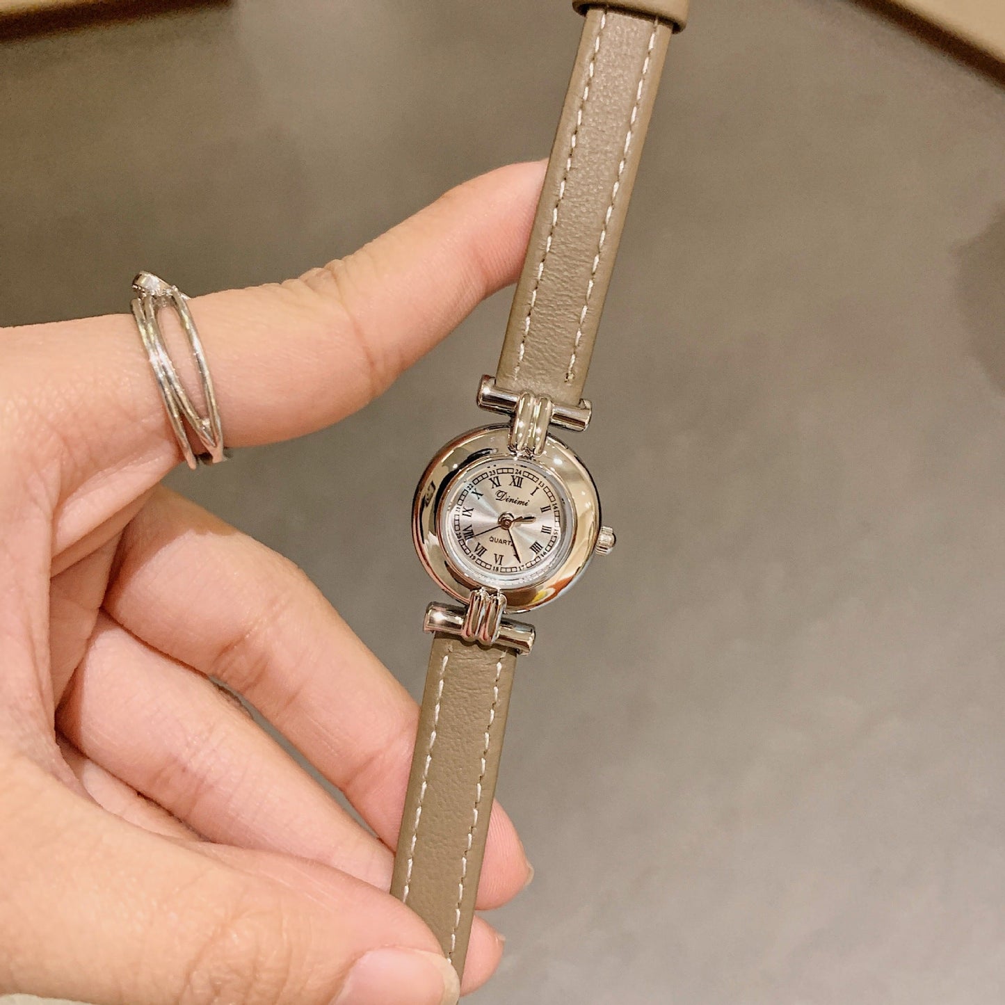 Luxury retro women's watch with leather strap