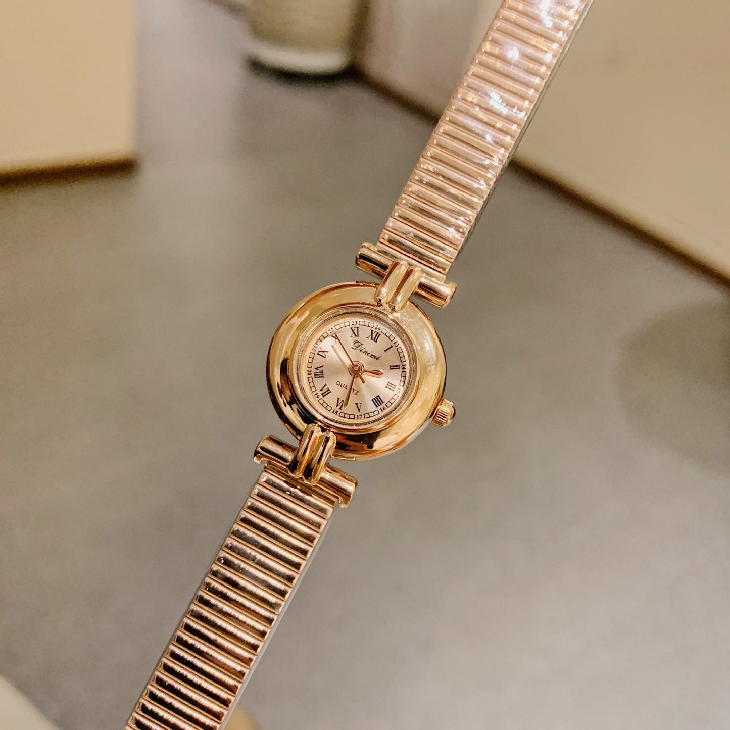 Luxury retro women's watch with stainless steel strap