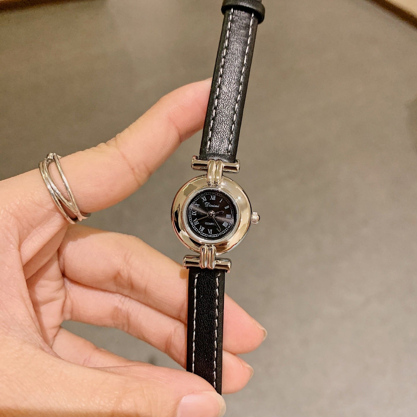 Luxury retro women's watch with leather strap