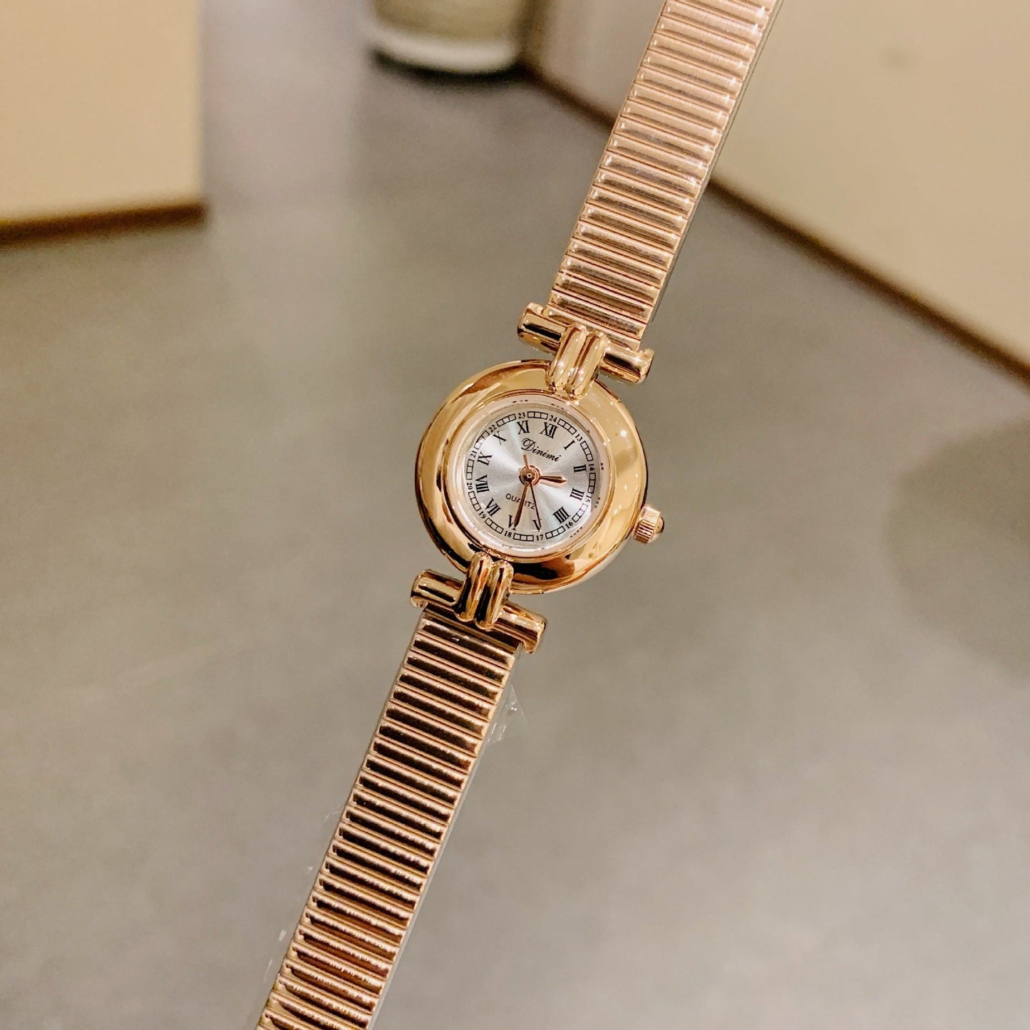 Luxury retro women's watch with stainless steel strap