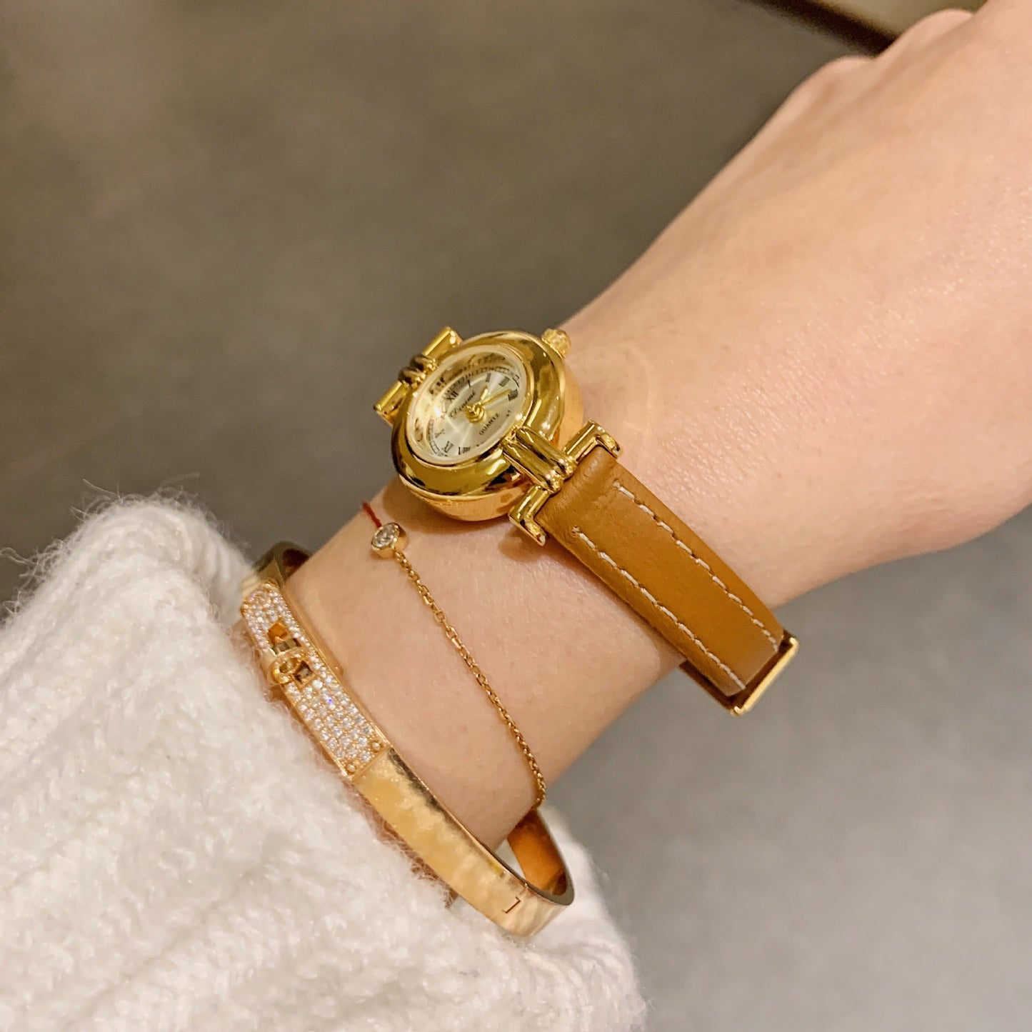 Luxury retro women's watch with leather strap