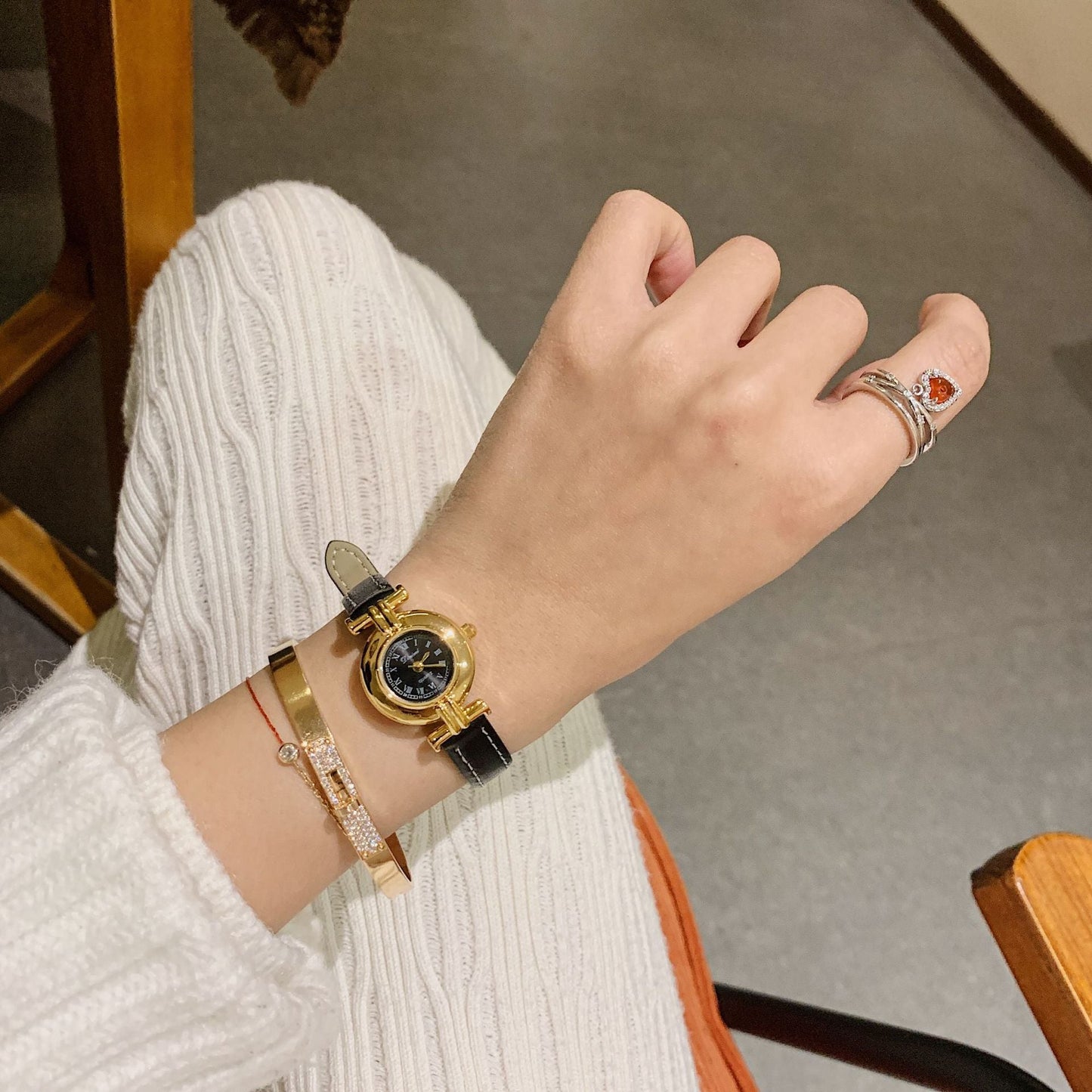 Luxury retro women's watch with leather strap