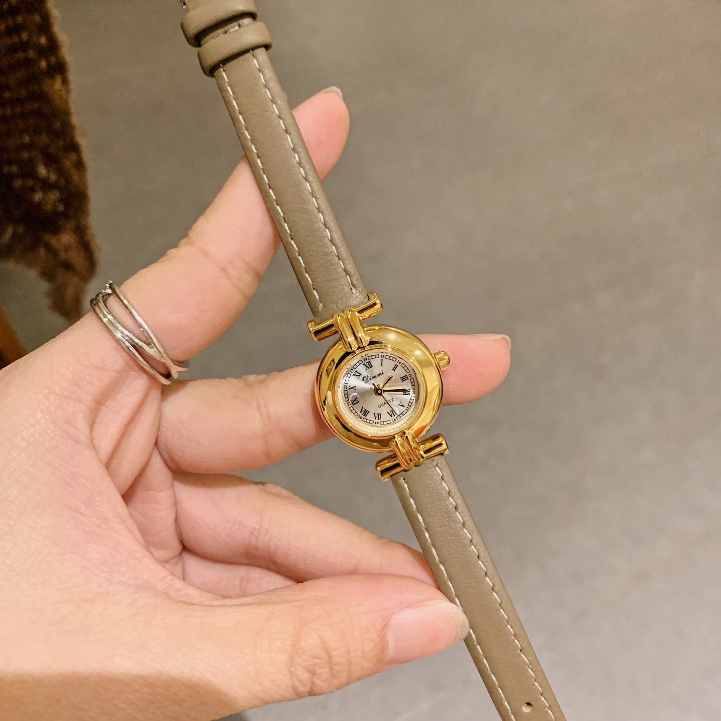 Luxury retro women's watch with leather strap